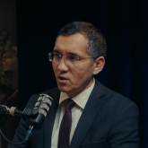 «Қазақ-Америка қатынастары жаңа деңгейге көтерілді» – Сарапшы Жанат Момынқұлов (ВИДЕО)