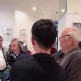 «Алжиын деген»: Асанәлі Әшімов шәкіртінің басынан салып қалды (ВИДЕО)