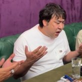 «Орысша тост сияқты»: темекімен бата берген Мейрамбек Беспаев сынға қалды (ФОТО)