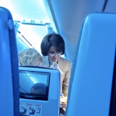 «Дәрігермін»: Министр Әлназарова ұшақта есінен танып қалған қызға көмектесті (ВИДЕО)