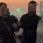 «Жина қолыңды!»: Шымкентте ер адамның озбырлығын тоқтатқан әйел желіні шулатты (ВИДЕО)