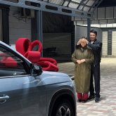 «Базарда жүріп бізді баққан»: Танымал актер анасына су жаңа көлік сыйлады
