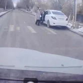 Ақтөбеде әйел оқушыны қаққан жүргізушіні ұрып тастады (ВИДЕО)