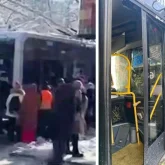 Алматыда автобус аялдамада тұрған троллейбусқа соғылды (ВИДЕО)