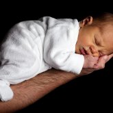 Алматыда жаңа туған нәрестелерді сатумен айналысқандар ұсталды