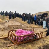 «Әкесінің қасына жерленді»: Мектепте көз жұмған 10 жасар баланың денесі Тәжікстанға жеткізілді