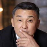 «Құлағымды Ғани Құлжанов тескен»: Актер Алмат Сақатов ешкімге айтпаған құпиясымен бөлісті (ВИДЕО)