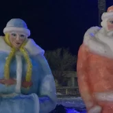 «Балтамен шапқандай»: Степногорсктегі Аяз ата мен Ақшақардың мүсіні жұртты шошытты (ВИДЕО)