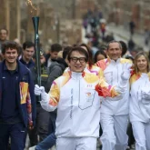 Джеки Чан қысқы Олимпиада ойындарының алауын алып өтті