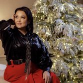 «44 жасымда алғаш рет»: Роза Әлқожа Жаңа жылда тыңдармандарын қуантпақ (ВИДЕО)