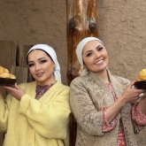 «Сәкеннің әйелі жүкті ме»: Жазира Байырбекова құрбысы Динарамен түскен суреттерін бөлісті (ФОТО)