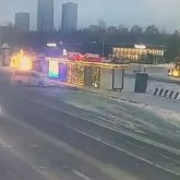 Астанада жүргізуші аялдаманың быт-шытын шығарды (ВИДЕО)