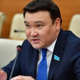 «Атағы жоқ, медаль алмаған кім қалды?»: депутат атаққұмарлық қоғамда дертке айналғанын айтты