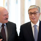 «Еңбек етсең – үйренесің»: Лукашенко Тоқаевты Беларусь шенеуніктеріне үлгі етті (ВИДЕО)