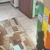 Ұлытауда аязда 2 кішкентай қыз балабақшадан сыртқа шығып кеткен (ВИДЕО)