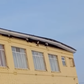 Ақтөбеде қатты жел кезінде мектептің шатыры ұшып кетті (ВИДЕО)