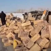 Шығыс Қазақстанда жүк көлігі аударылып қалды (ВИДЕО)