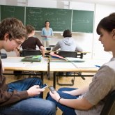 Ақтөбеде мұғалім оқушыларын ҰБТ-дан өткізіп беремін деп әрқайсысынан 560 мың теңге алып отырған