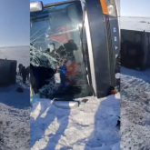 Абай облысында 50 жұмысшы мінген автобус аударылып кетті (ВИДЕО)