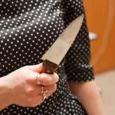 «Ашуланып, кеудесіне пышақ сұғып алған»: Павлодарда мас әйел сүйіктісін өлтірді