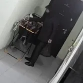 Ақтауда ер адам әйелдің кіре берісте ілулі тұрған ішкиімін ұрлап кеткен (ВИДЕО)