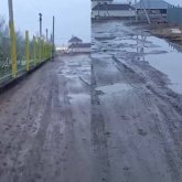 Қызылордада балабақшаға баратын жол батпаққа айналып, балалар лай кешіп жүр (ВИДЕО)