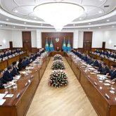 Жалақы өсімі тежелді: Үкімет халық табысы экономикадан неге қалып қойғанын мойындады