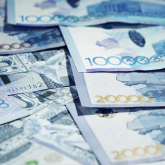 Конституцияда ұлттық валюта 2 тілде де «теңге» деп жазылады