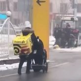 Әйел баласын арбаға отырғызып, курьер болып нәпақа тауып жүр