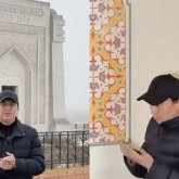 «Атамыз туралы қисынсыз сөз айттым»: Қайрат Әділгерей күйші Құрманғазының кесенесіне барып, кешірім сұрады (ВИДЕО)