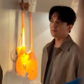 «Біз үшін өте ыстық»: Димаш Құдайберген Алматыдағы музейге атасының домбырасын сыйға тартты (ВИДЕО)