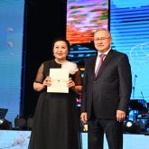 Бейбіт Исабаев әйелдерді 8 Наурыз мерекесімен құттықтап, мемлекеттік наградалар тапсырды