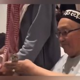 Меккеде қарияның алақанына қонған құс жұртты толқытты