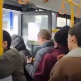 «Сипалап тұр»: Өскемендегі автобуста ер адам балаларға тиіскен (ВИДЕО)
