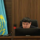 «Заң бұзғанымызды мойындаймын»: Блогер Жанәбіловтің әйелі сотта жылап қалды
