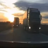 «Таңғажайып оқиға»: Ақтөбеде ер адам жүк көліктерінің ортасынан өтіп, аман қалды (ВИДЕО)