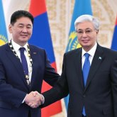 Қасым-Жомарт Тоқаев Моңғолия Президенті Ухнаагийн Хурэлсухты «Алтын Қыран» орденімен марапаттады
