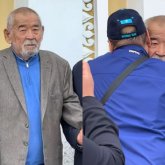 «Көзге еріксіз жас келді»: Жүрсін Ерман Мұхтар Шахановпен қоштасуға келді (ВИДЕО)