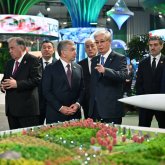 Мемлекет басшылары Өңірлік экологиялық саммиттің көрме павильондарын аралады