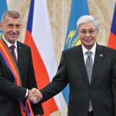 Президент Чехия Премьер-министрін І дәрежелі «Достық» орденімен марапаттады