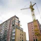 Өскеменде көпқабатты үйдің шатырынан ер адам құлап кетті