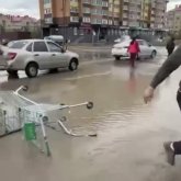 Ақтөбеде жаңбырдан кейін жұрт арбамен «жүзе» бастады