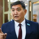 Депутат Базарбек 900 мың теңге жалақының өмір сүруге жетпейтінін айтты
