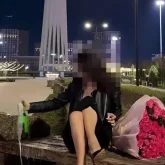 Астанадағы Бәйтерек маңында шампан шашқан блогер жазаланды