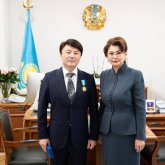 Димаштың әкесі Қанат Айтбаев «Парасат орденімен» марапатталды
