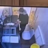Сұлтан Сәрсемәлиевтің сотта енесінің алтындарын ломбардқа өткізгені көрсетілді (ВИДЕО)