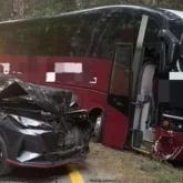 11 адам жарақат алды: Бурабайда ішінде демалушылары бар автобус ағашқа соғылды