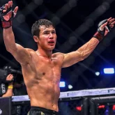 Еркебұлан Тоқтар ресейлік қарсыласын бірінші раундта нокаутпен жеңді (ВИДЕО)