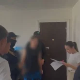 Жетісуда ер адам 15 жастағы қызды интим суреттерімен бопсалаған