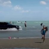 Балқаштағы жағажайда жүргізуші көлік айдады